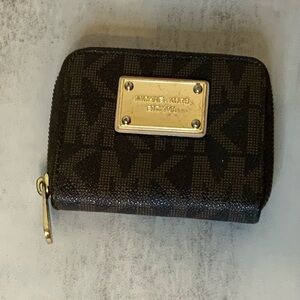 Michael Kors Wallet Pre-owned Leather Zip Around Gold Toned Logo Tarnished